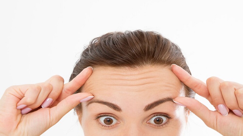 از چین و چروک های پیشانی جلوگیری کنید | متخصص طب سوزنی اصفهان