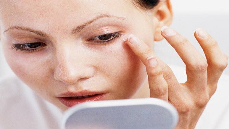 روش‌های خانگی برای درمان گودی زیر چشم | متخصص طب سوزنی اصفهان