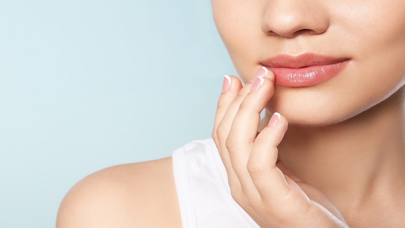 متخصص طب سوزنی اصفهان | چگونگی تزریق ژل لب طبیعی.